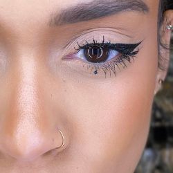 Doy eyeliner: la tendencia de maquillaje que triunfa en TikTok y es muy fácil de imitar 