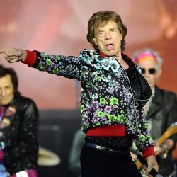 El cantante de la banda de rock británica The Rolling Stones, Mick Jagger, actúa durante un concierto como parte de su 'Stones Sixty European Tour', en el Hipódromo de ParísLongchamp, en París. | Foto:BERTRAND GUAY / AFP