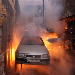 Equipos de rescate palestinos acuden al lugar de los enfrentamientos entre tropas israelíes y pistoleros palestinos en la Ciudad Vieja de Nablus, en el norte de la Cisjordania ocupada. | Foto:JAAFAR ASHTIYEH / AFP