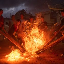Imagen de aldeanos asistiendo a la celebración de un festival de antorchas, en la aldea de Taiping, en la provincia de Yunnan, en el suroeste de China. | Foto:Xinhua/Jiang Wenyao