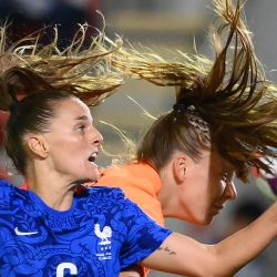 La centrocampista francesa Sandie Toletti y la defensora holandesa Lynn Wilms compiten por un cabezazo durante el partido de fútbol de cuartos de final de la Eurocopa Femenina 2022 entre Francia y Holanda en el Estadio de Nueva York, en Rotherham. | Foto:FRANCK FIFE / AFP