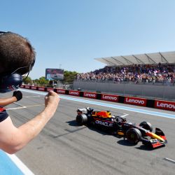 Los mecánicos celebran la victoria del piloto holandés de Red Bull Racing, Max Verstappen, en el Gran Premio de Francia de Fórmula Uno en el Circuito Paul-Ricard en Le Castellet, al sur de Francia. | Foto:ERIC GAILLARD / POOL / AFP