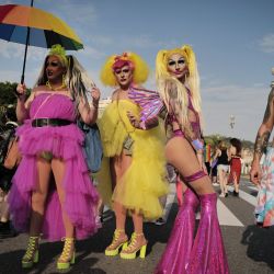 Los participantes posan durante el Desfile Rosa, una celebración del Orgullo de Lesbianas, Gays, Bisexuales y Transexuales (LGBT) en Niza, al sureste de Francia. | Foto:VALERY HACHE / AFP