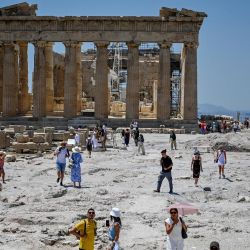 Turistas visitan la Acrópolis de Atenas, Grecia. | Foto:LOUISA GOULIAMAKI / AFP