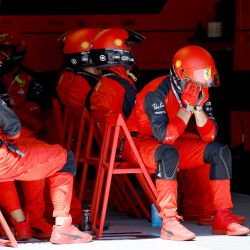 Un mecánico de Ferrari reacciona después de que el piloto de Ferrari Charles Leclerc se estrellara durante el Gran Premio de Francia de Fórmula Uno en el Circuito Paul-Ricard en Le Castellet, sur de Francia. | Foto:ERIC GAILLARD / POOL / AFP