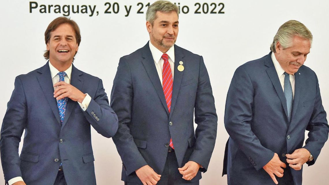 Uruguayan President Luis Lacalle Pou (L), Paraguayan President Mario Abdo Benitez (C) and Argentine President Alberto Fernandez pose for the official photo after the Mercosur Summit in Luque, Paraguay, on July 21, 2022.