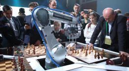 Robot jugando ajedrez con hombres 20220725