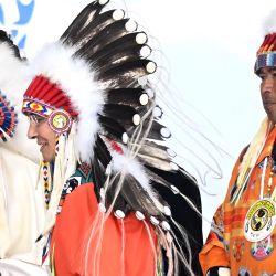 El Papa Francisco lleva un tocado que le regalaron los líderes indígenas en el Parque Muskwa en Maskwacis, Alberta, Canadá. - El Papa Francisco presentó una histórica disculpa personal a los supervivientes indígenas de los abusos a menores cometidos durante décadas en instituciones gestionadas por los católicos en Canadá, en el inicio de una visita de una semana que ha descrito como un "viaje penitencial". | Foto:PATRICK T. FALLON / AFP