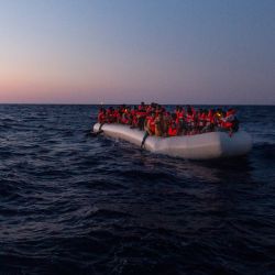 Esta foto muestra a una embarcación neumática en peligro con 120 personas a bordo en el Mediterráneo central. | Foto:Nora Börding / SEA-WATCH / AFP