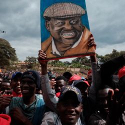 Un simpatizante sostiene un retrato pintado del candidato presidencial de la Coalición Azimio La Umoja, Raila Odinga, durante un acto de campaña en Murang'a, antes de las elecciones generales de Kenia de agosto. | Foto:YASUYOSHI CHIBA / AFP