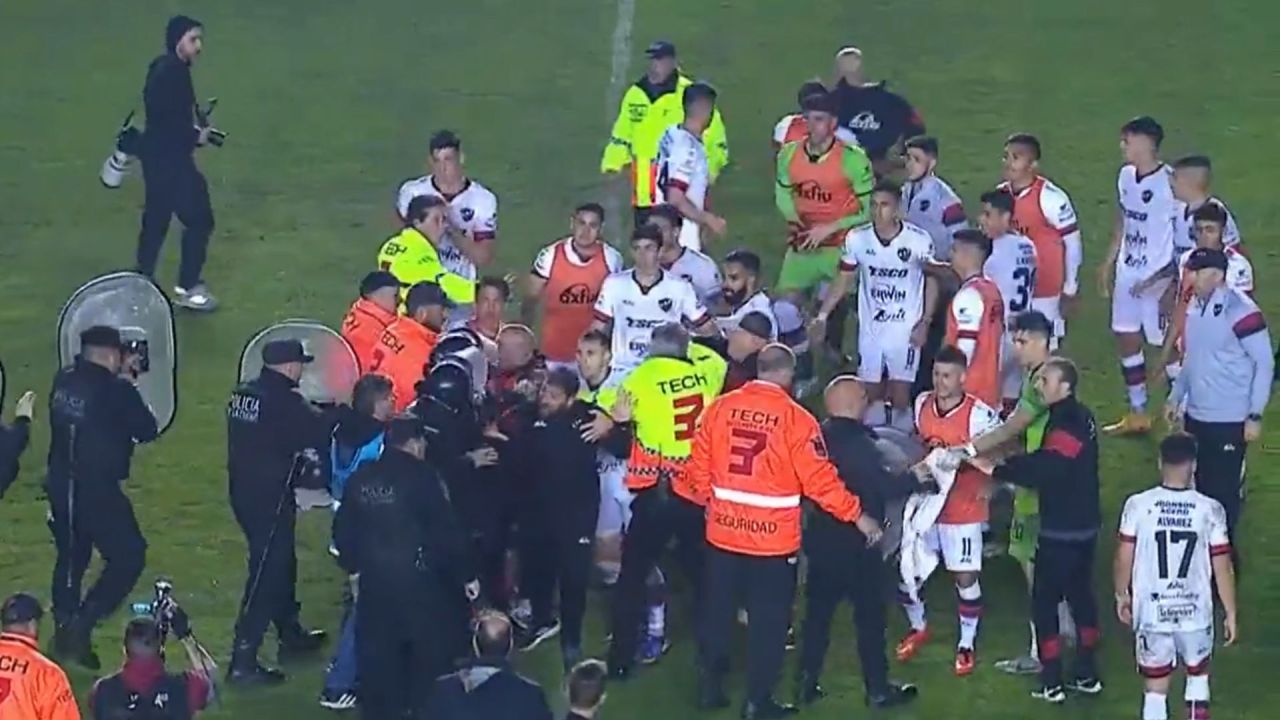 Escandaloso final en Barracas Central - Patronato: Piñas con la policía y  la furia de Sava contra Baliño | 442