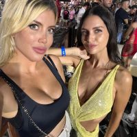 Wanda Nara mostró el chat que mantuvo con el hombre que besó su escote