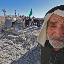 El abuelo del militante palestino Yehya Miri reacciona después de que las fuerzas israelíes demolieran su casa en el pueblo de Qarawat Bani Hassan, en la Cisjordania ocupada por Israel. | Foto:JAAFAR ASHTIYEH / AFP