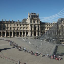 El pelotón de ciclistas pasa por delante de la Pirámide del Louvre, diseñada por el arquitecto chino Ieoh Ming Pei, en el museo del Louvre, durante la 21ª y última etapa de la 109ª edición de la carrera ciclista del Tour de Francia. | Foto:Christophe Petit-Tesson / POOL / AFP