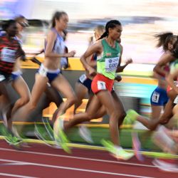 La etíope Letesenbet Gidey compite en la final de los 5.000 metros femeninos durante el Campeonato Mundial de Atletismo en el Hayward Field de Eugene, Oregón. | Foto:Jewel Samad / AFP