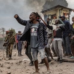 Manifestantes congoleños gesticulan durante una protesta contra la misión de paz de la ONU MONUSCO en Goma. - Tres miembros de las fuerzas de paz de las Naciones Unidas y al menos 12 manifestantes han muerto en la escalada de protestas contra la ONU en el este de la República Democrática del Congo, según informaron las autoridades. | Foto:Michel Lunanga / AFP