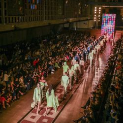 Modelos presentan creaciones del diseñador colombiano Juan Pablo Socarras en Colombiamoda durante la Semana de la Moda de Medellín, en Colombia. | Foto:JOAQUIN SARMIENTO / AFP