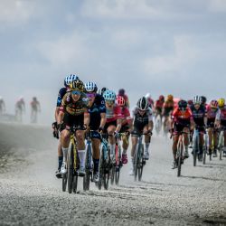 El pelotón pedalea por un camino de grava en la 4ª etapa de la nueva edición de la carrera ciclista femenina del Tour de Francia, de 126,8 km entre Troyes y Bar-sur-Aube, este de Francia. | Foto:JEFF PACHOUD / AFP