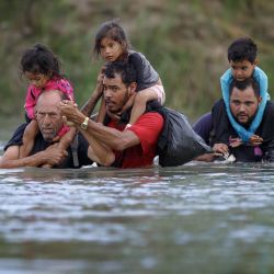 Imagen de migrantes cruzando el Río Bravo, en Eagle Pass, Texas, Estados Unidos. | Foto:inhua/Nick Wagner