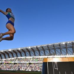 La brasileña Leticia Oro Melo compite en la final de salto de longitud femenino durante el Campeonato Mundial de Atletismo en el Hayward Field de Eugene, Oregón. | Foto:ANDREJ ISAKOVIC / AFP