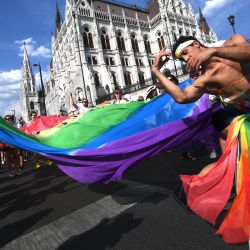 La gente participa en el Desfile del Orgullo LGBTIQA+ en Budapest, en recuerdo de los disturbios de Stonewall, el primer gran levantamiento de los homosexuales contra las agresiones policiales en la ciudad de Nueva York de 1969. Stonewall, el primer gran levantamiento de los homosexuales contra las agresiones policiales en la ciudad de Nueva York de 1969. | Foto:FERENC ISZA / AFP
