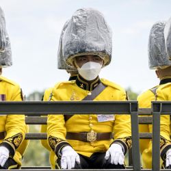 Los miembros del 1er Regimiento de Artillería de campo, la Guardia del Rey llevan cubiertas las cabezas a prueba de agua durante las celebraciones frente al Gran Palacio para el 70º cumpleaños del Rey de Tailandia Maha Vajiralongkorn en Bangkok. | Foto:JACK TAYLOR / AFP