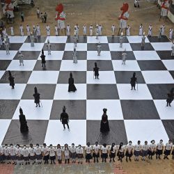 Niños disfrazados de piezas de ajedrez actúan durante un evento organizado antes de la 44ª Olimpiada de Ajedrez 2022, en Chennai, India. | Foto:ARUN SANKAR / AFP