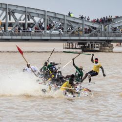 Un equipo de piraguas se cae de su barco durante las celebraciones tras ganar su carrera en Saint-Louis, Senegal. | Foto:JOHN WESSELS / AFP