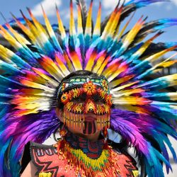 Un miembro de un grupo cultural de identidad prehispánica participa en la celebración del 697 aniversario de la fundación de Tenochtitlan, capital del Imperio Azteca, en la plaza del Zócalo de la Ciudad de México. | Foto:ALFREDO ESTRELLA / AFP