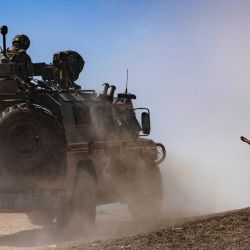 Vehículos militares son fotografiados durante una patrulla conjunta ruso-turca en el campo oriental de la ciudad de Darbasiyah, cerca de la frontera con Turquía, en la provincia nororiental de Hasakah. | Foto:Delil SOULEIMAN / AFP