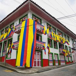 Vista de un edificio decorado con las banderas nacionales de Colombia en Filandia, departamento del Quindío, Colombia. | Foto:JUAN BARRETO / AFP