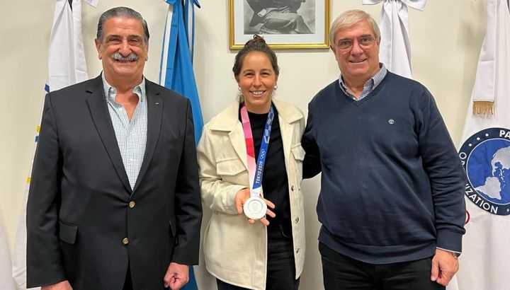 Sofia Maccari vuelve a lucir la medalla olímpica ganada en Tokio luego que se la hayan robado en Argentina. 