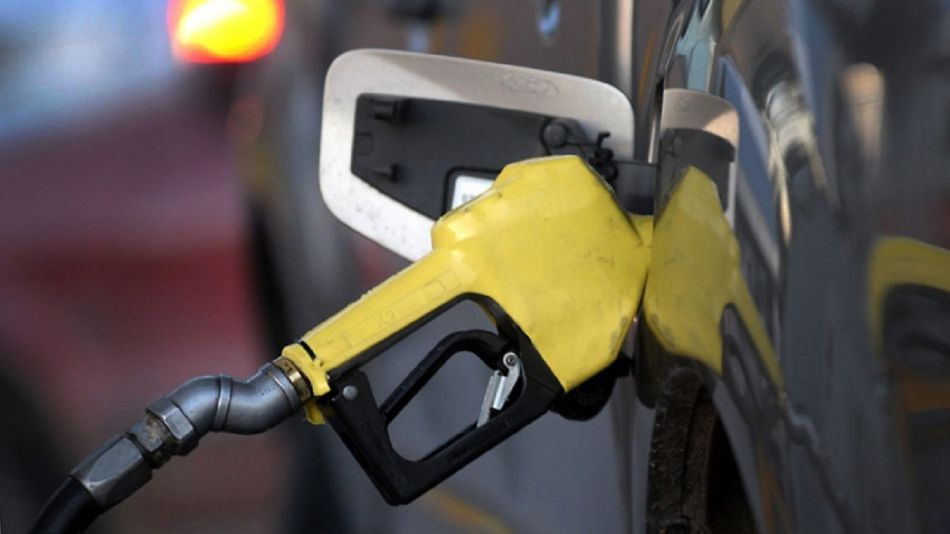 Llenar el tanque de combustible puede llegar a costar un 13% de nuestro sueldo