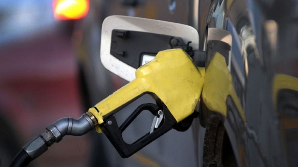 Llenar el tanque de combustible puede llegar a costar un 13% de nuestro sueldo