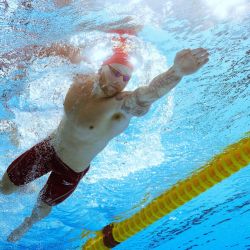 El inglés Adam Peaty se entrena en el Centro Acuático Sandwell de Birmingham, el día antes de que comience la competición de natación en los Juegos de la Commonwealth en Birmingham, centro de Inglaterra. | Foto:OLI SCARFF / AFP