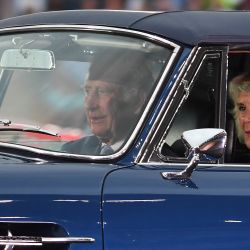 El Príncipe Carlos de Inglaterra, Príncipe de Gales, conduce con Camilla, Duquesa de Cornualles, en un coche deportivo Aston Martin en la ceremonia de apertura de los Juegos de la Commonwealth, en el Estadio Alexander en Birmingham, centro de Inglaterra. | Foto:ANDY BUCHANAN / AFP