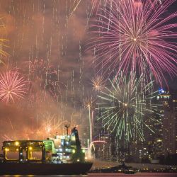 Imagen de un espectáculo de fuegos artificiales organizado por el equipo de Canadá en la Bahía Inglesa durante el 30 evento Celebración de la Luz, en Vancouver, Columbia Británica, Canadá. | Foto:Xinhua/Liang Sen
