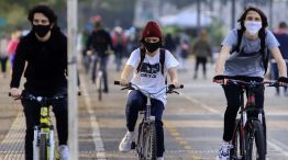 Un estudio reveló que la mayoría de los ciclistas no usan casco ni respetan las normas de tránsito
