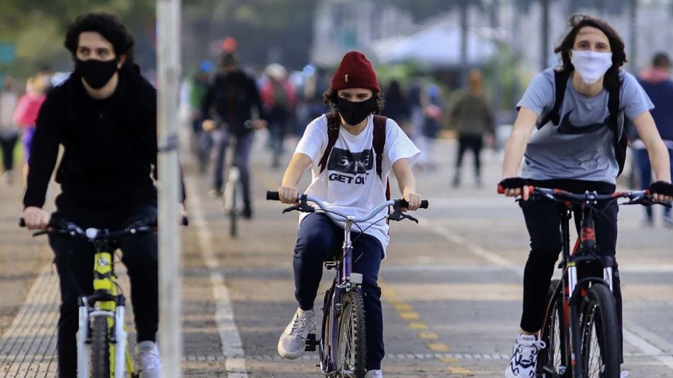 Un estudio reveló que la mayoría de los ciclistas no usan casco ni respetan las normas de tránsito