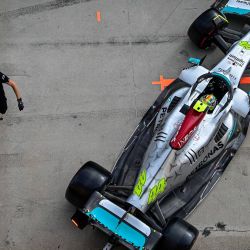 El piloto británico de Mercedes, Lewis Hamilton, sale de los boxes durante la sesión de clasificación previa al Gran Premio de Hungría de Fórmula Uno en el Hungaroring en Mogyorod, cerca de Budapest, Hungría. | Foto:Jure Makovec / AFP