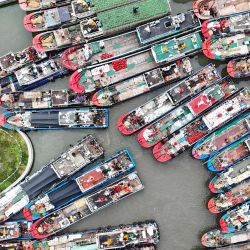 Esta foto aérea muestra barcos de pesca preparándose para salir al mar en el primer día de la temporada de pesca en el Mar Amarillo y el Mar de China Oriental, en Nantong, en la provincia oriental china de Jiangsu. | Foto:AFP