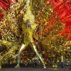 Imagen de una competidora disfrazada realizando una presentación durante el Escaparate del Rey y la Reina del Carnaval Caribeño de Toronto 2022, en Toronto, Canadá. | Foto:Xinhua/Zou Zheng