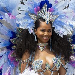 Imagen de una participante disfrazada posando para fotografías durante el Gran Desfile del Carnaval Caribeño 2022 de Toronto, en Toronto, Canadá. Más de 10.000 personas disfrazadas participaron en el evento anual. | Foto:Xinhua/Zou Zheng