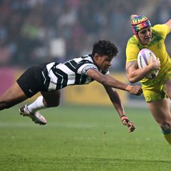 La australiana Sharni Williams es placada durante el partido de la medalla de oro de rugby a siete femenino entre Australia y Fiyi en el tercer día de los Juegos de la Commonwealth en el Coventry Arena en Coventry, centro de Inglaterra. | Foto:PAUL ELLIS / AFP