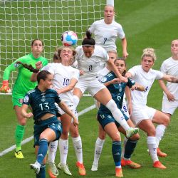 Las jugadoras compiten por la pelota en la boca del arco de Inglaterra durante el partido de fútbol de la final de la UEFA Women's Euro 2022 entre Inglaterra y Alemania en el estadio de Wembley, en Londres. | Foto:Lindsey Parnaby / AFP