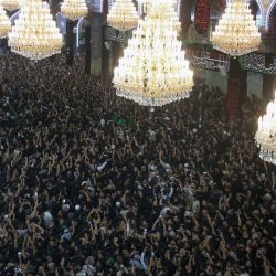 Los fieles chiíes participan en un ritual de luto en el santuario del Imán Hussein en la ciudad santa iraquí de Karbala. | Foto:Mohammed Sawaf / AFP