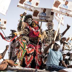 Simpatizantes de la coalición del presidente de Senegal Macky Sall, Bennoo Bokk Yaakaar, portan pancartas de sus candidatos durante su último mitin de campaña en Dakar, Senegal. | Foto:JOHN WESSELS / AFP