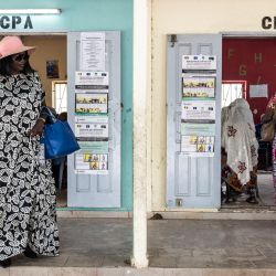 Una mujer sale de un colegio electoral en el popular barrio de Ngor, en Dakar. - Los votantes senegaleses acudieron a las urnas para las elecciones parlamentarias que la oposición espera que fuercen una coalición con el presidente Macky Sall y frenen cualquier ambición que pueda tener para un tercer mandato. | Foto:JOHN WESSELS / AFP