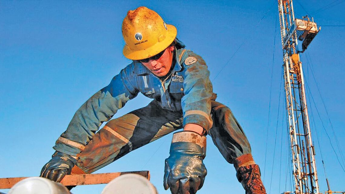 A worker at an oil field in Neuquén. Redirecting billions of dollars of fossil fuel subsidies towards renewable energy could help the country meet its climate commitments and generate employment opportunities.
