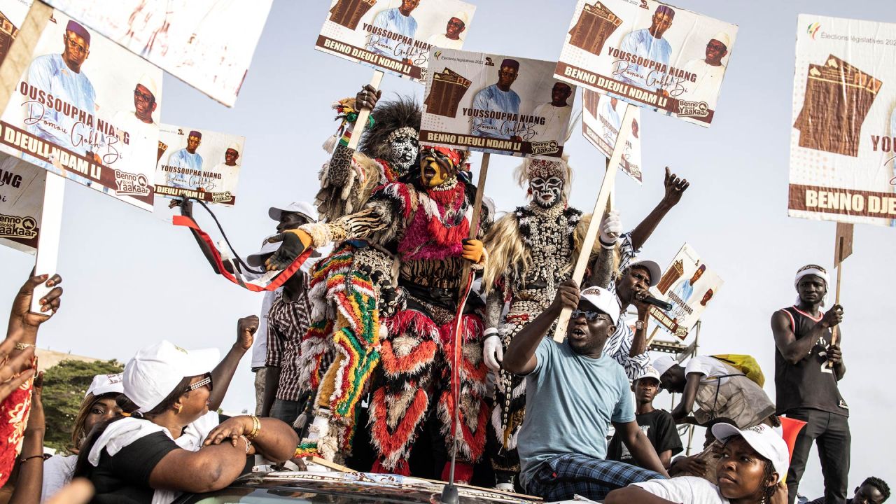 Simpatizantes de la coalición del presidente de Senegal Macky Sall, Bennoo Bokk Yaakaar, portan pancartas de sus candidatos durante su último mitin de campaña en Dakar, Senegal. | Foto:JOHN WESSELS / AFP